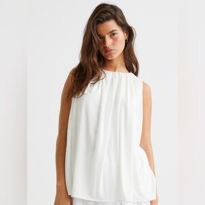 🌺 2/$20 H&M Cream Ruffled Top size small